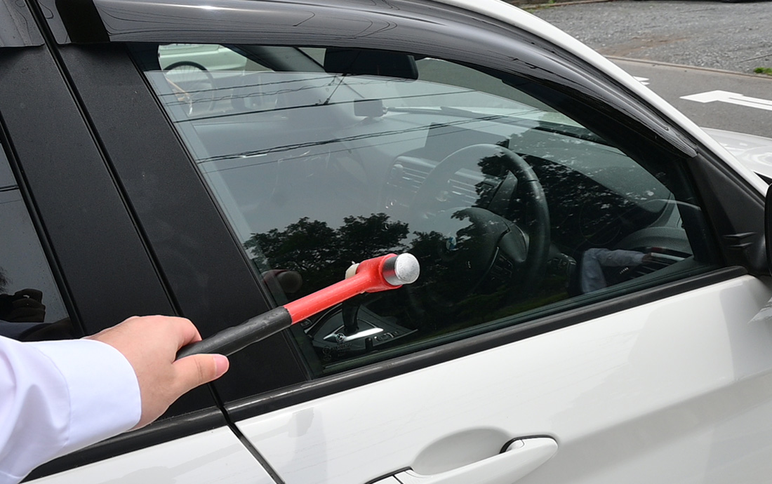 車の窓の四隅をハンマーで叩くと割れやすい