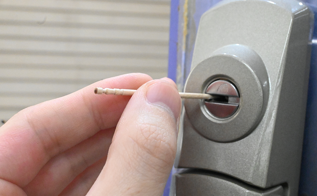 【注意】鍵穴の中に針金やヘアピンを差し込むのは危険